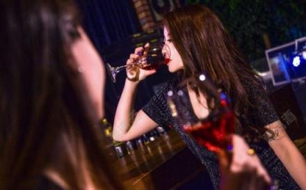 女生喝一瓶鸡尾酒会醉吗？  第1张